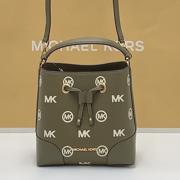 MICHAEL KORS
Mercer Small Logo Embossed Leather
Bucket Bag
COLOR OLIVE - Picture 6 of 15